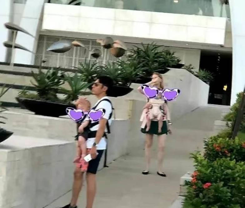 细节 撒贝宁带娃被偶遇，2岁儿子正脸首曝光，混血感超强太像外国妈妈