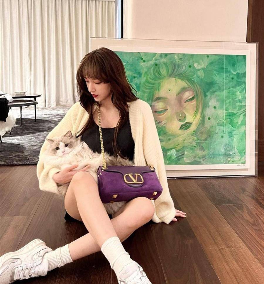 程潇膝盖发黑、肌肉发达，女星来不及修图的腿，暴露了腿精的人间真实