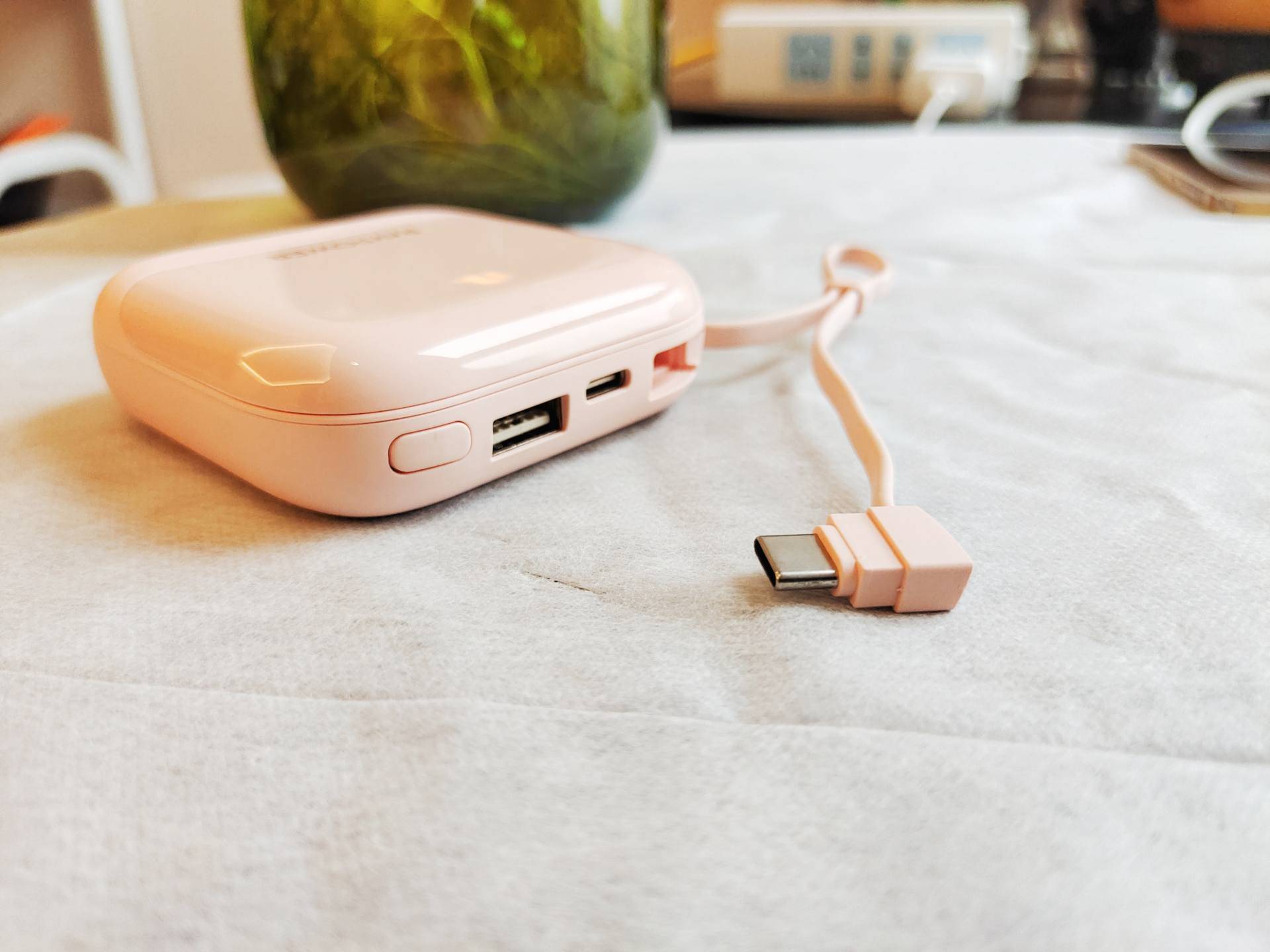 人生第一款充电宝，RAVPower自带线充电宝，小宝贝大能量