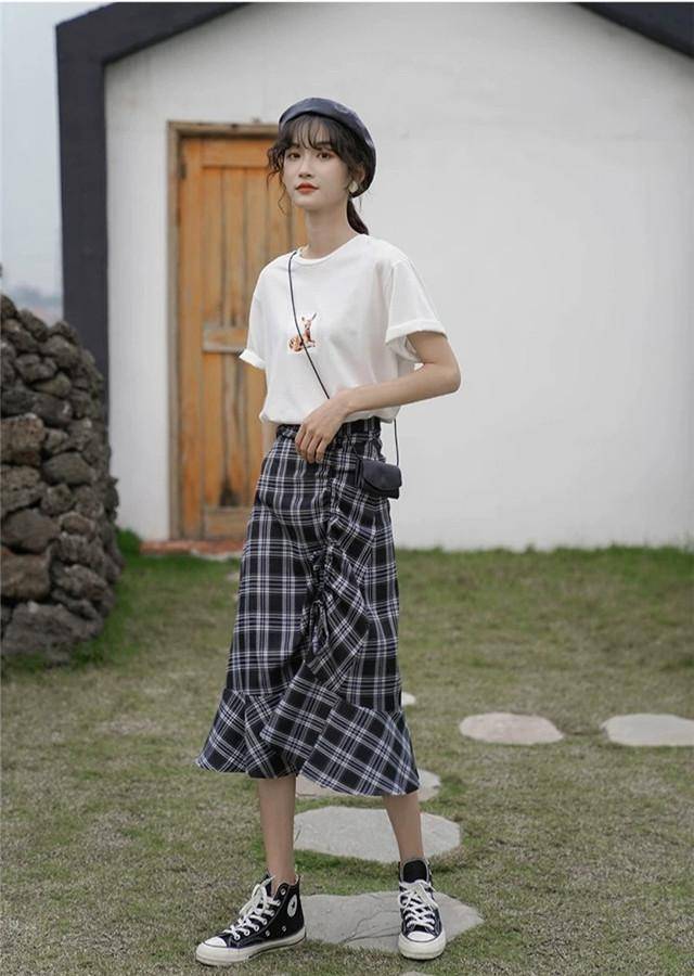 大气 “百褶裙”不受宠了，今年开始流行“奶奶裙”，清纯减龄有气质！