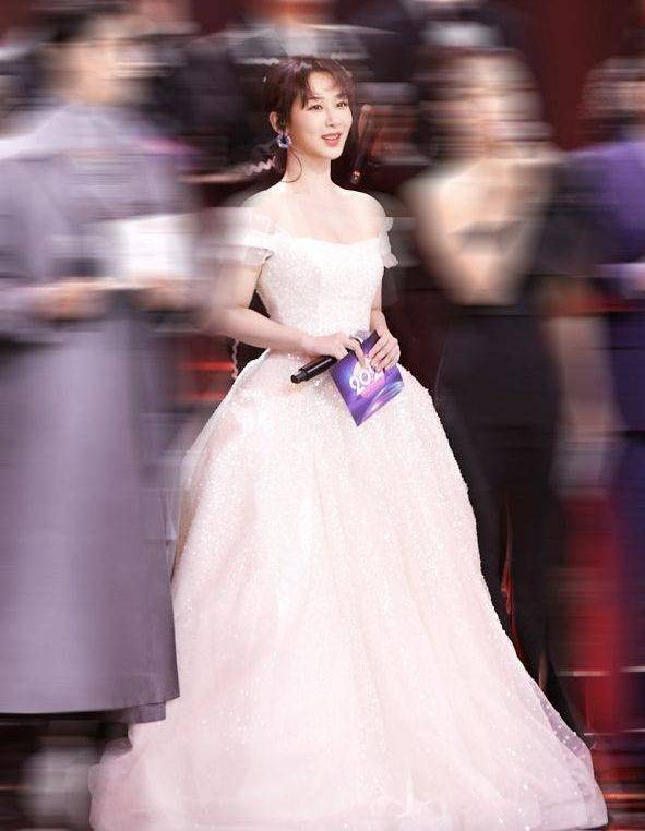 名媛 杨紫为证明颜值高，坐强光前怼脸拍，却被身后影子暴露真实脸型