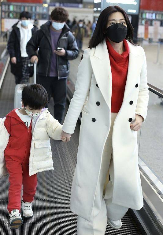 季节 陈妍希罕见带儿子走机场，5岁小星星首次露正脸，忧郁双眼太像爸