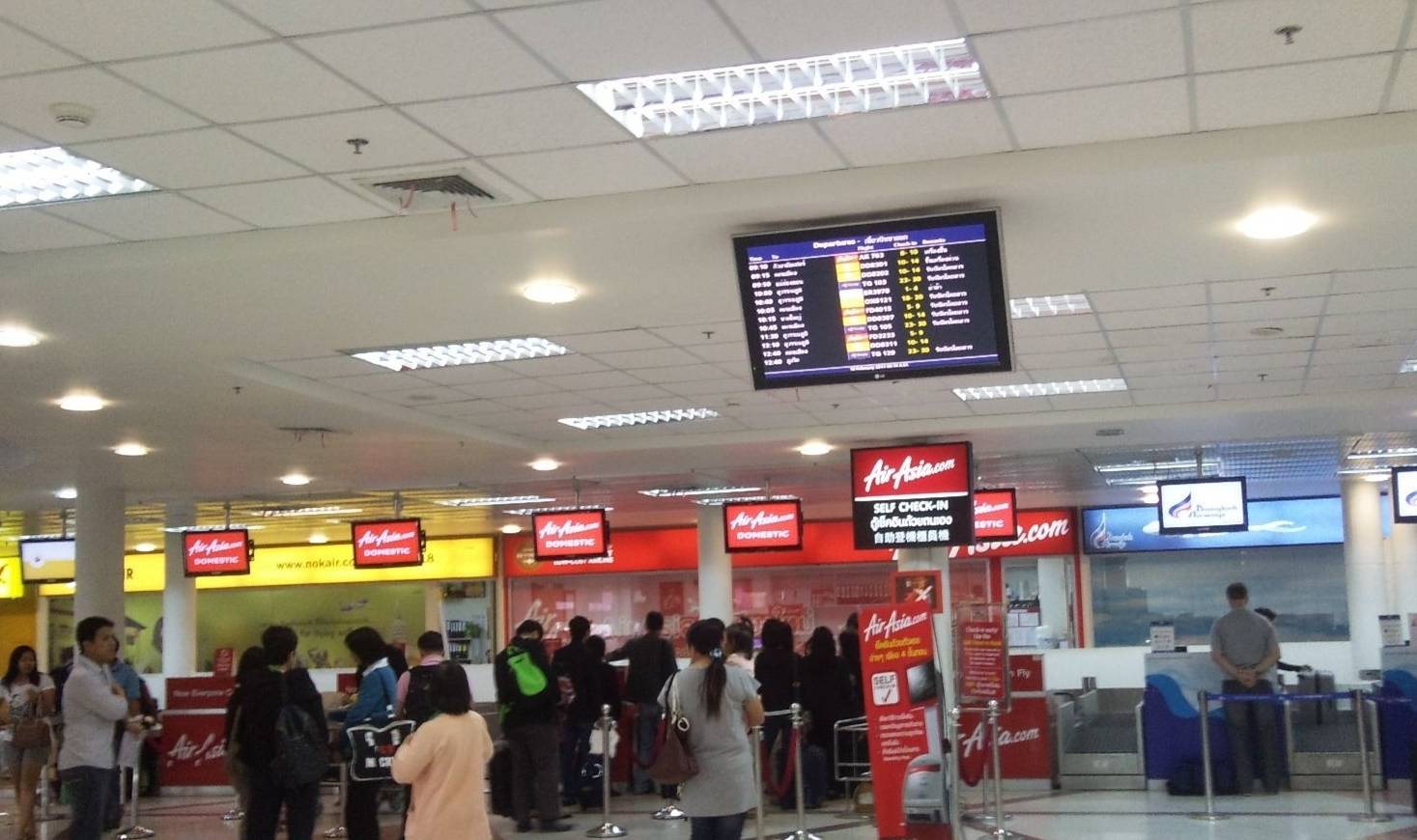 中国人在泰国机场买东西，看到收银台上一个小牌子，瞬间很郁闷