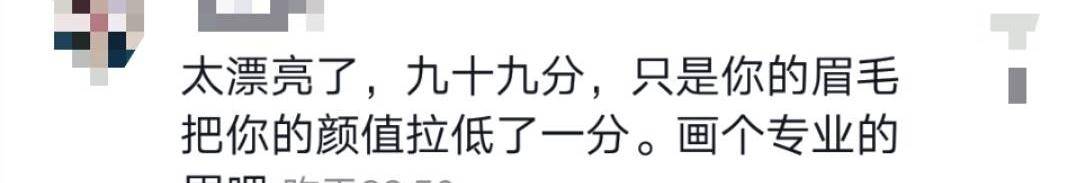 因为47岁朱迅下巴太尖，混血感撞脸baby，眉毛却拉低颜值