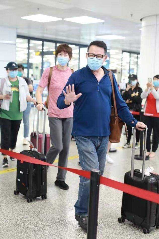 审美 郎平一家走机场,人均180比旁边人高一截,便装穿出强大气场