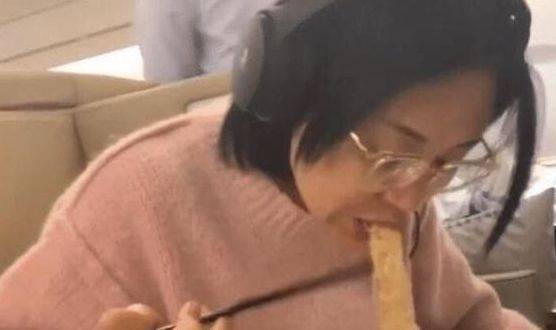 郭碧婷10位女星素颜大比拼，许晴暴露“真面目”，不老女神变大妈
