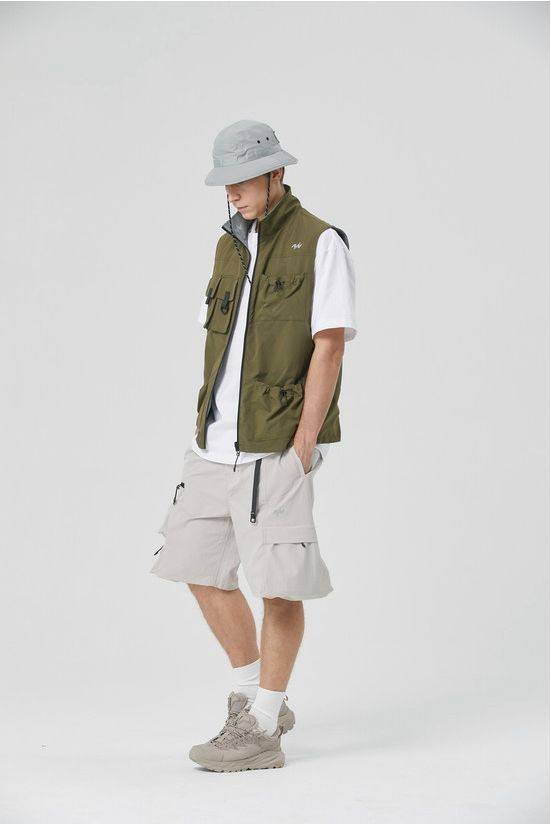 工装裤 春季潮流单品“机能马甲”，这样穿回头率高，轻松摆脱路人范