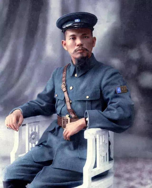 1926年北伐前夕,蒋介石在黄埔军校办公室门前摄影.