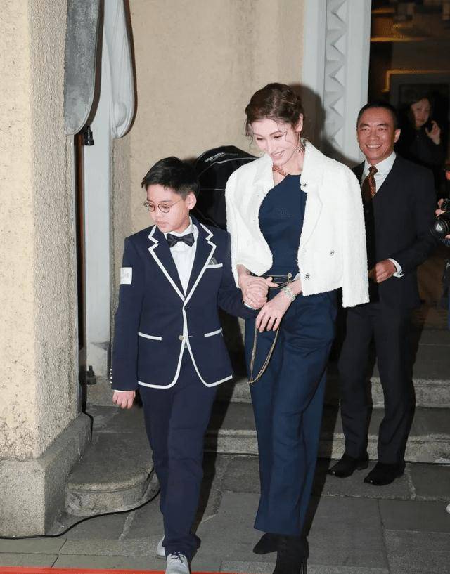 老公李嘉欣母子发福胖好多，9岁儿子腿比爸爸粗，豪门老公被穿成鲜肉