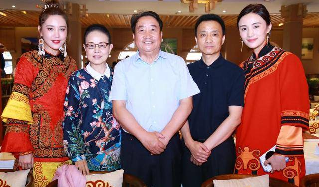 气质揭秘李亚鹏二婚娶90后娇妻原因，16岁斩获世界小姐冠军，气质脱俗