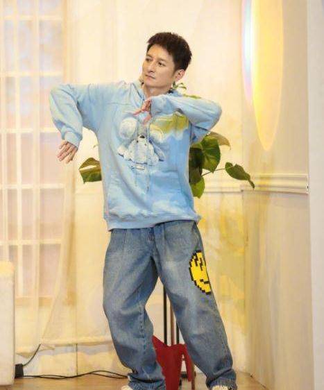 杜海涛 都说杜海涛是“快本首富”,看到李维嘉的豪宅,难怪他不结婚