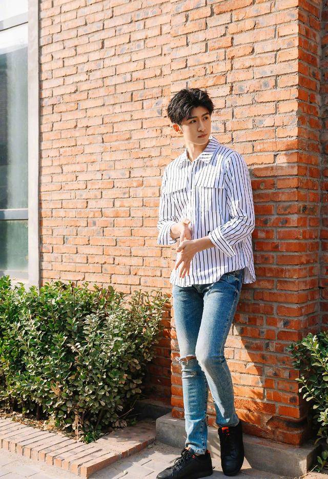 他是《民国奇探》乔楚生,今穿v领装配湿发出镜,满屏都是荷尔蒙_张云龙