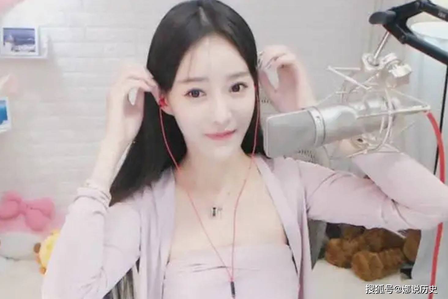 网络直播中的美女但在某些人眼里,"网络直播"只不过是一个敛财的手段