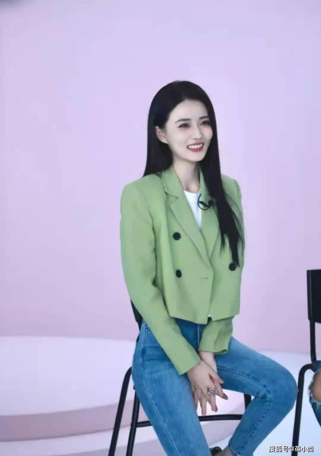 配饰 “徐璐”衣品真出众，小香风外套搭露脐吊带，大方秀出“杨柳腰”