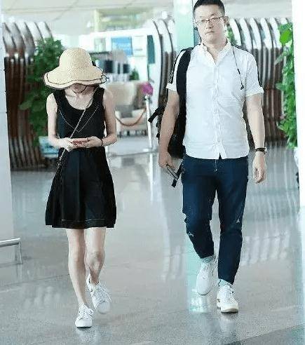 富豪 姚笛罕见秀恩爱，她与富豪男友同穿情侣装羽绒服，男帅女靓配一脸