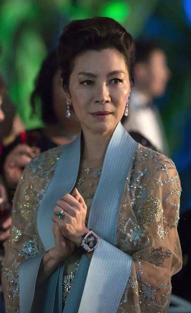 整张杨紫琼肤色暗沉没气质？57岁近看脸好紧致，不打针反而耐老！