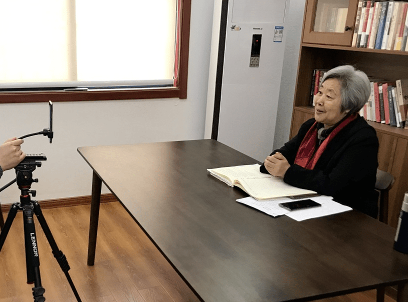 河南一退休教师成"网红",靠新媒体"云讲座"收获百万粉丝_周慧玲_孩子