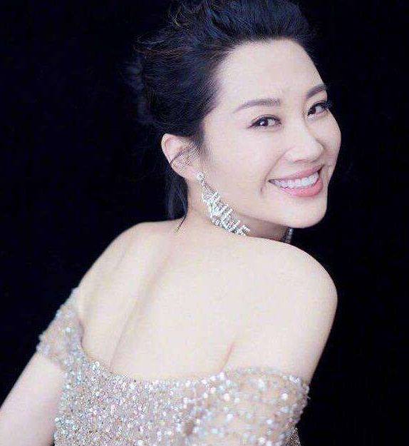 郭碧婷10位女星素颜大比拼，许晴暴露“真面目”，不老女神变大妈