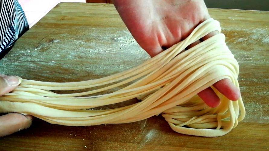 原创今天来跟大家分享一个手工抻面的家常做法