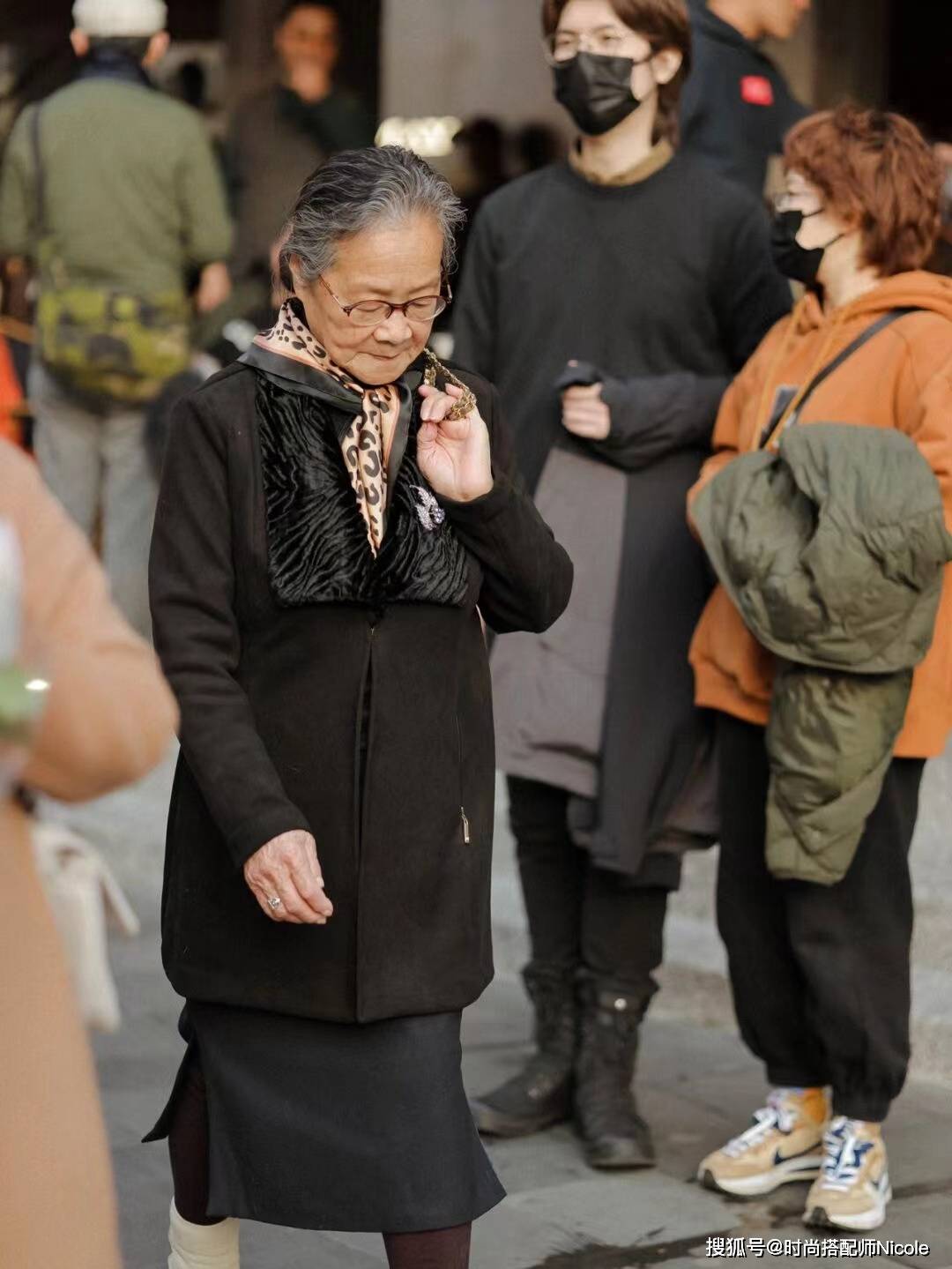 颜色 这些上海奶奶有多会穿?65岁奶奶的穿衣打扮,比90后女生还时髦