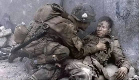 子弹的威力很大,尤其是现在的枪支,可以轻松洞穿人体,被子弹击中身体