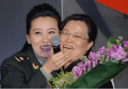 舞台|歌唱家谭晶：成名后给年迈的父母补办婚礼，风光背后尽是眼泪！