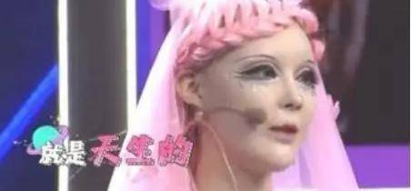 底子真人芭比迪丽拉卸妆辟谣，却只擦了眼妆与眉毛，吃饭都不敢张嘴