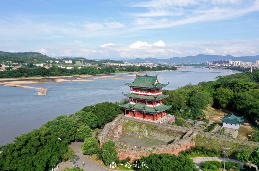 赣州明明与广东省接壤，却是长江城市，雄伟的八境台堪比黄鹤楼