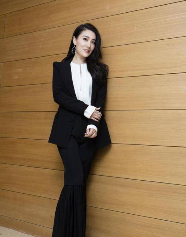 发型佟丽娅夫妇和朋友聚会，扎丸子头打扮靓丽，我却被43岁谭晶美到了