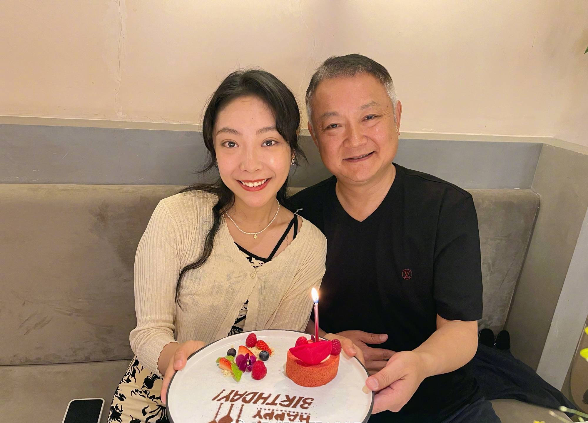 欧阳奋强晒一家三口合照卡点送祝福为女儿庆生