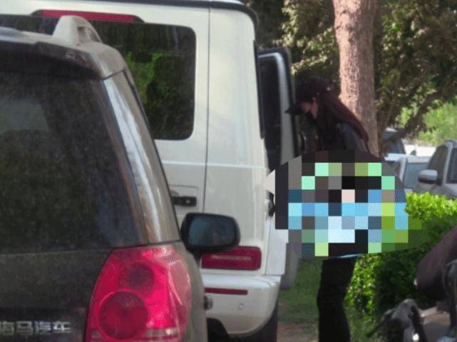 35岁张小斐携男助理喝咖啡所开豪车价值300万身价大涨