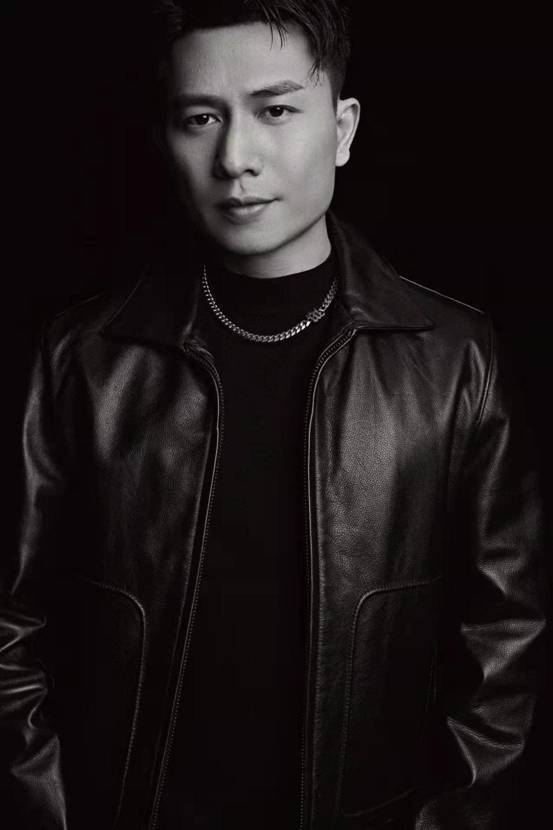 欢子2022最新写真眼神坚毅黑白风尽显硬汉之气