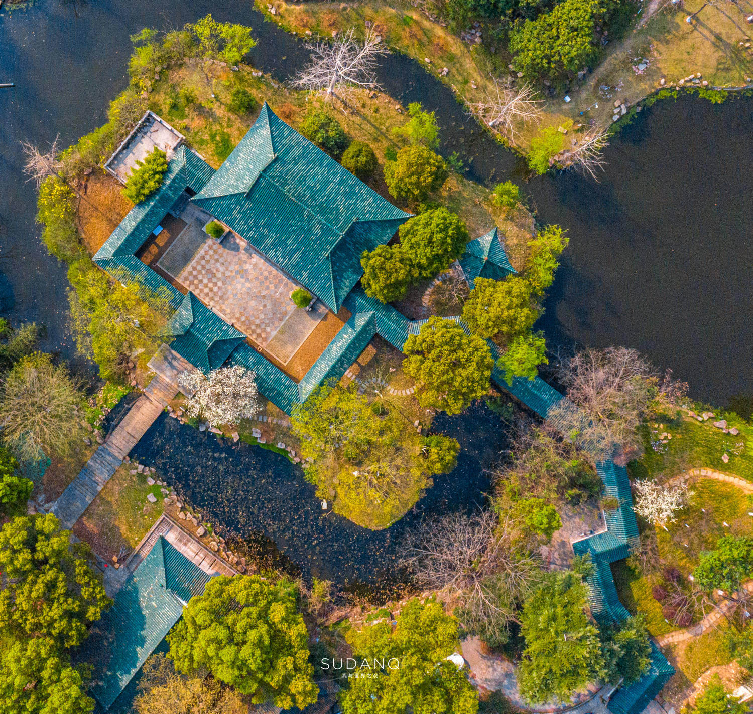 月湖公園北枕漢江,南臨琴臺路,東起鸚鵡大道,西至梅子山.