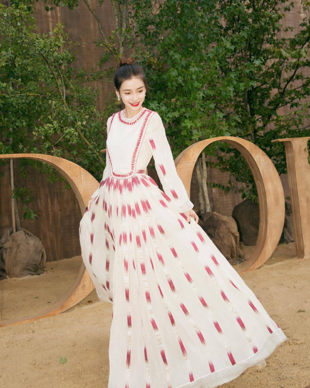 设计 39岁霍思燕撞衫30岁Angelababy，穿同款礼裙，辣妈也有少女感！