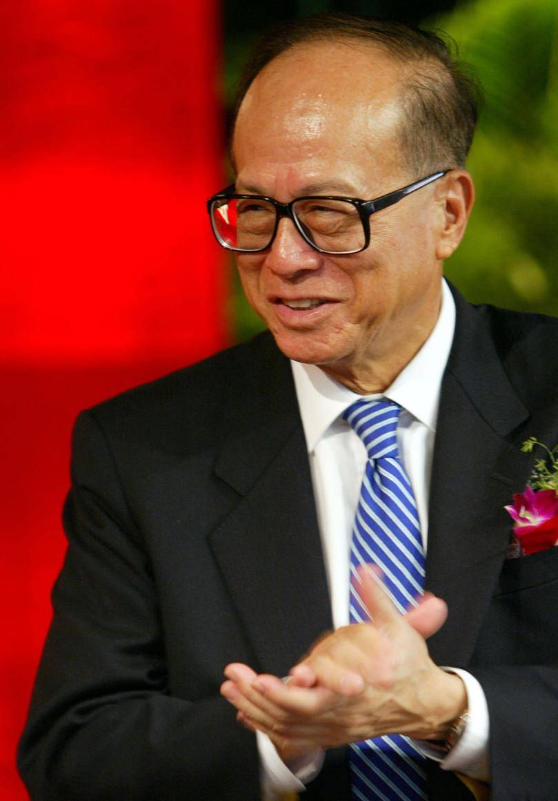 91岁李嘉诚携子孙拜祭庄月明30年风雨不改身体硬朗行走无需搀扶