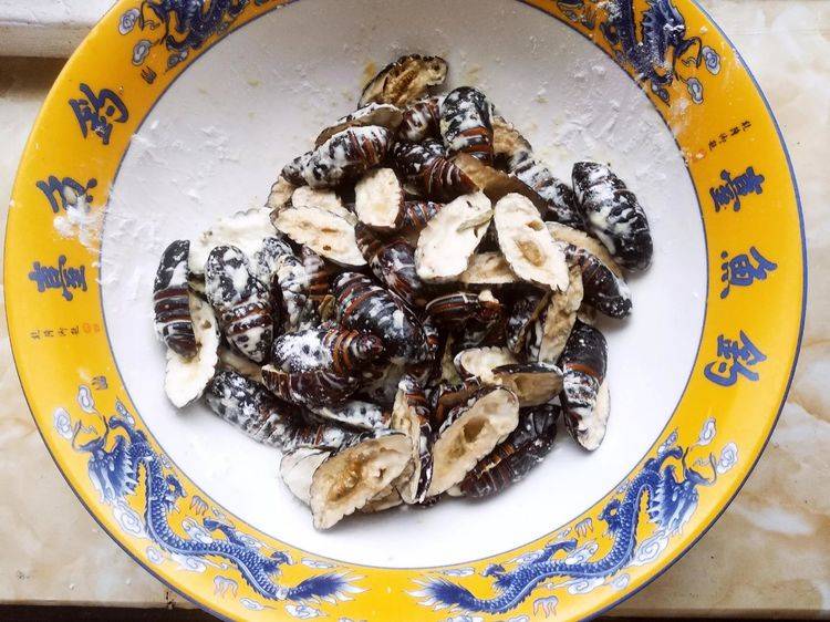 吃茧蛹时,中间的黑芯到底是什么?能不能吃?弄懂再吃不吃亏