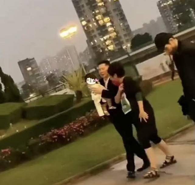 郭碧婷 郭碧婷晒全家合影，素颜出镜没包袱，生完女儿后公婆更重视她