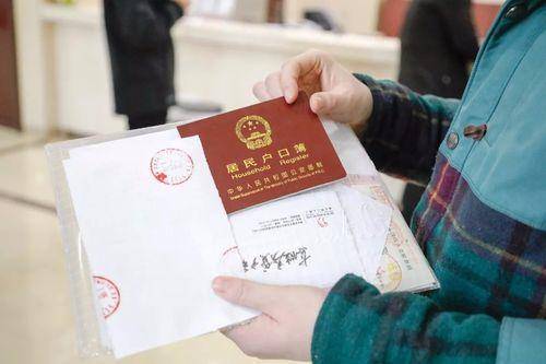 我国人口户口划分总体分为了两大类,那就是城镇户口以及农村户口.