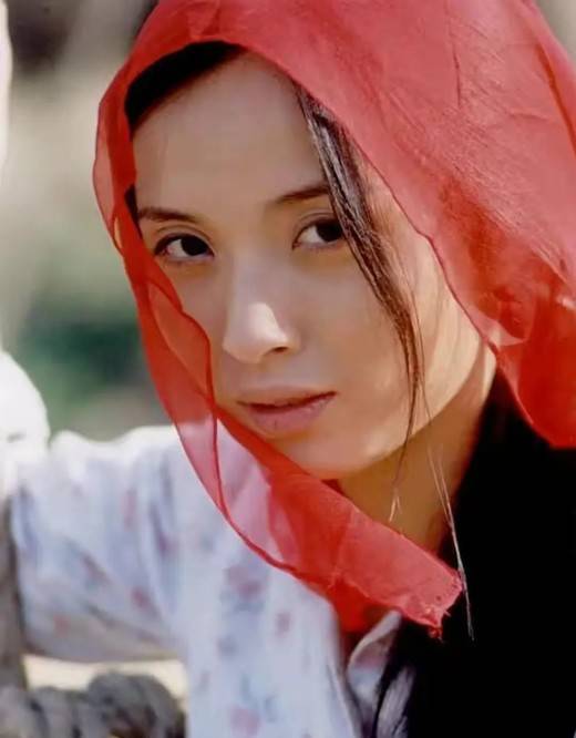 因为|“师奶杀手”靳东的纯情岁月，和他背后的两个离婚女人？