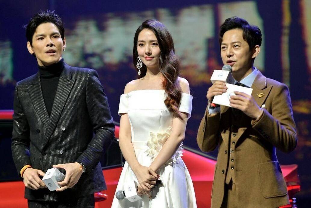 亮点 郭碧婷夫妇合体亮相，穿白色露肩裙高贵典雅，遭向佐搂腰恩爱甜蜜