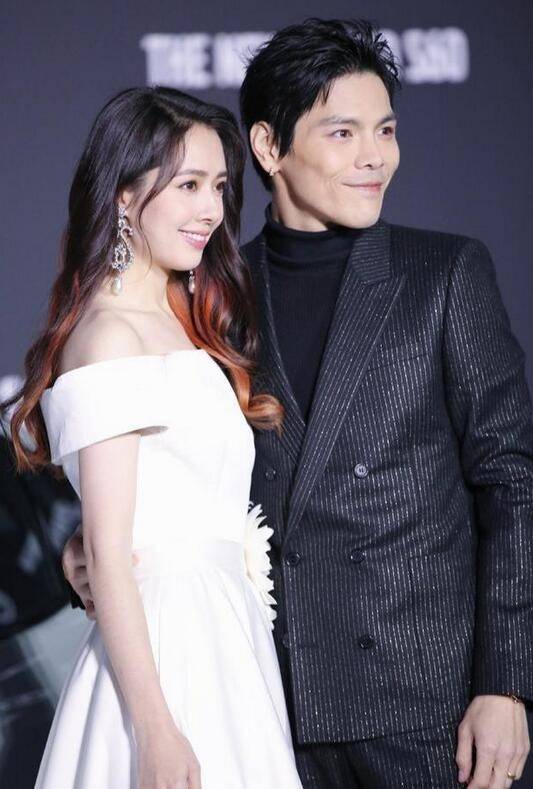 亮点 郭碧婷夫妇合体亮相，穿白色露肩裙高贵典雅，遭向佐搂腰恩爱甜蜜