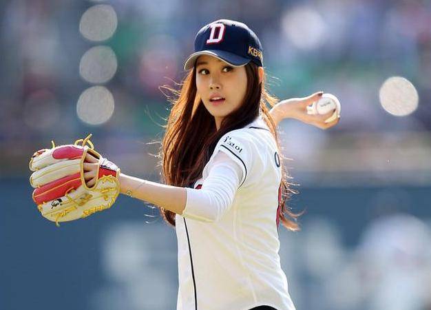 荷兰体操女王,退役后加入成人行业,男朋友当摄影师她当演员_费罗娜