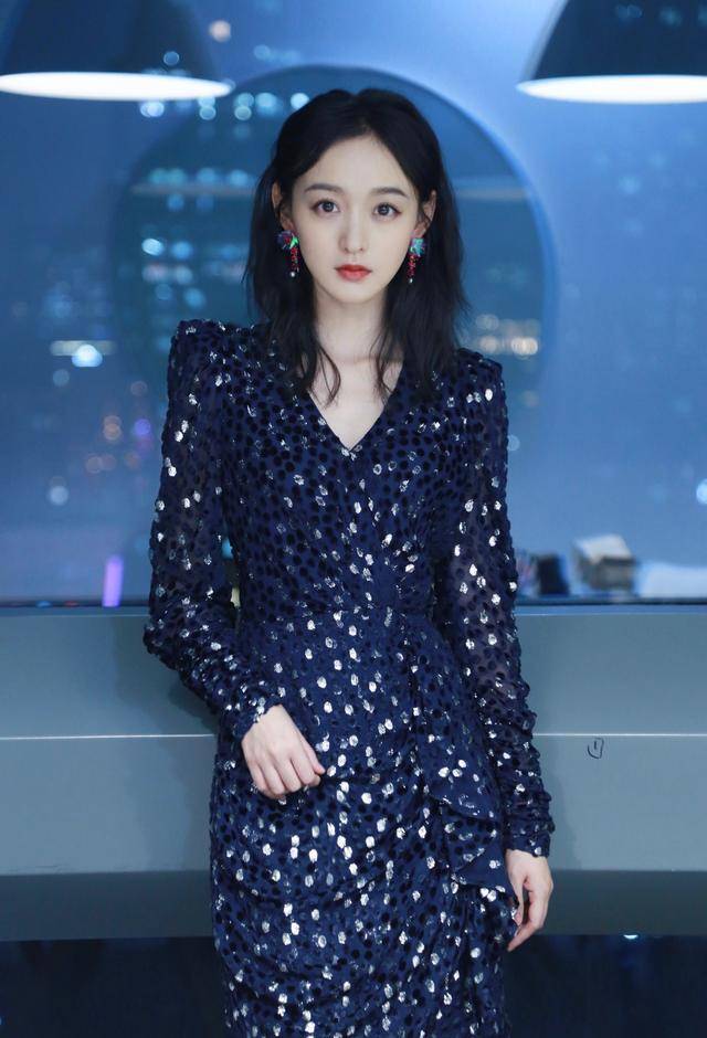 原创小琵琶精何泓姗衣品超棒黑裙衬肤色超白胸前开缝更衬身材