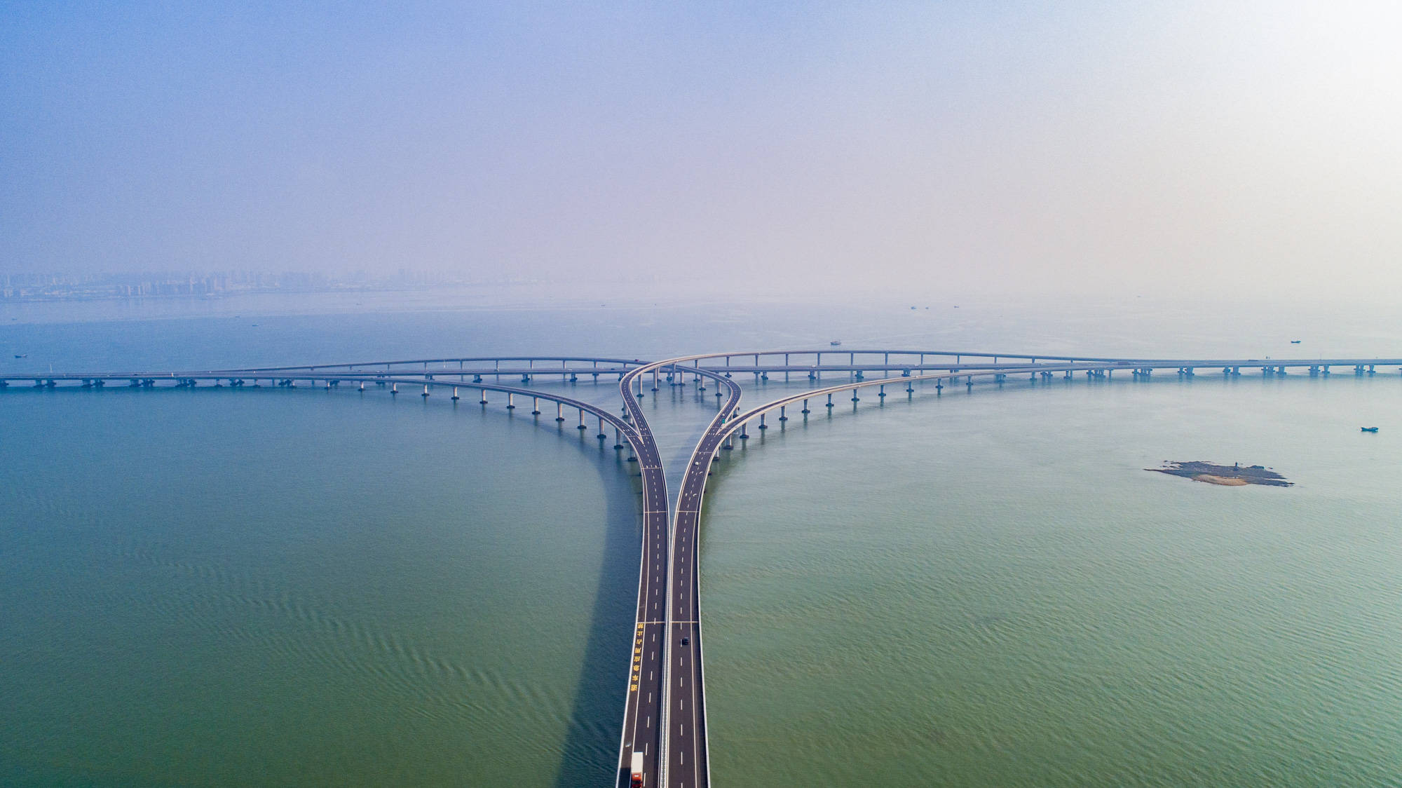 2011年,世界最长跨海大桥和国内最长海底隧道——青岛胶州湾大桥和