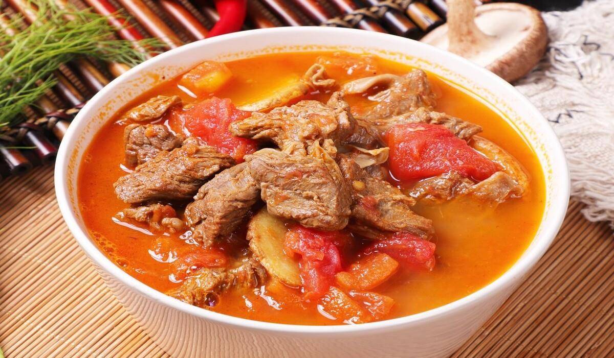 推荐食谱:西红柿炖牛腩西红柿是餐桌上的常客,它酸甜可口,用来炒鸡蛋