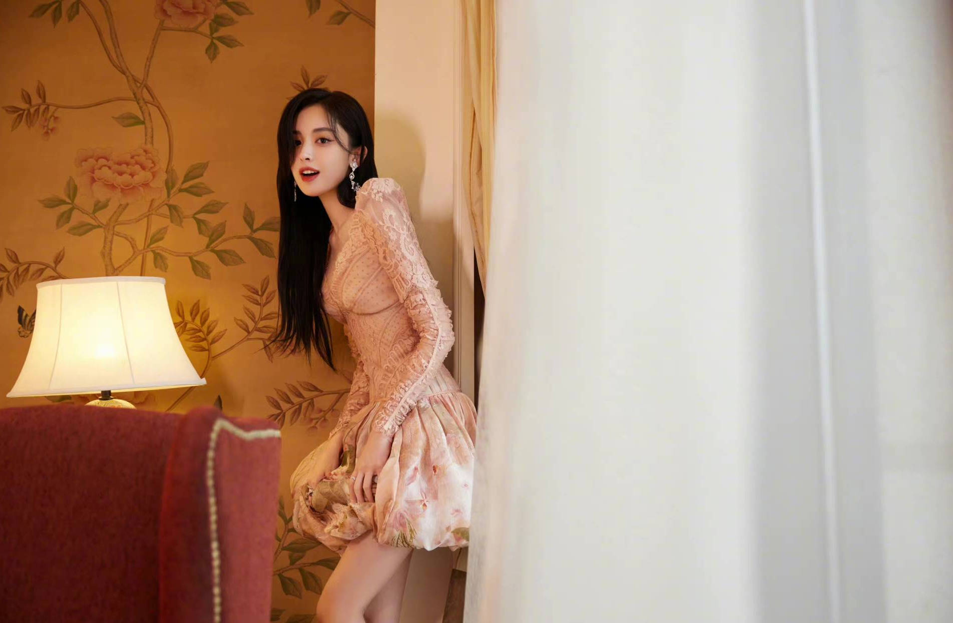 娜扎穿吊带长裙秀天鹅颈 一颦一笑美艳清冷惹人怜