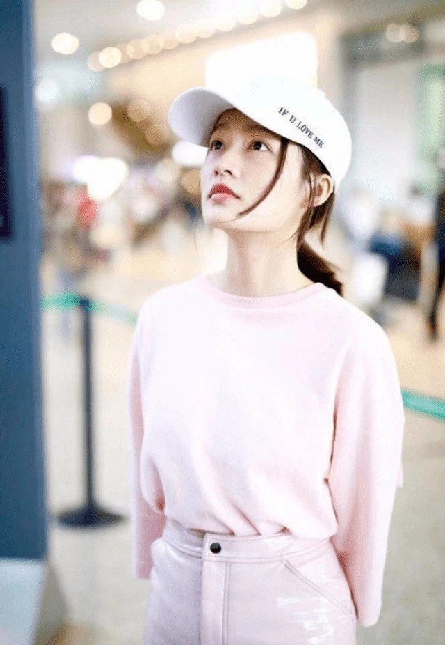 整体 想要早春穿搭更出色，帽子搭配不能少！这样戴帽子很显脸小