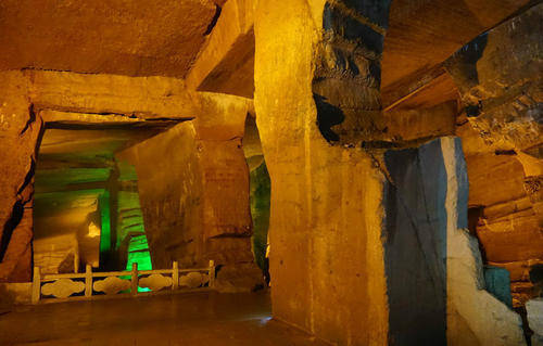 安徽溶洞景区，洞中套洞、迂回通幽，至今已有1700多年历史