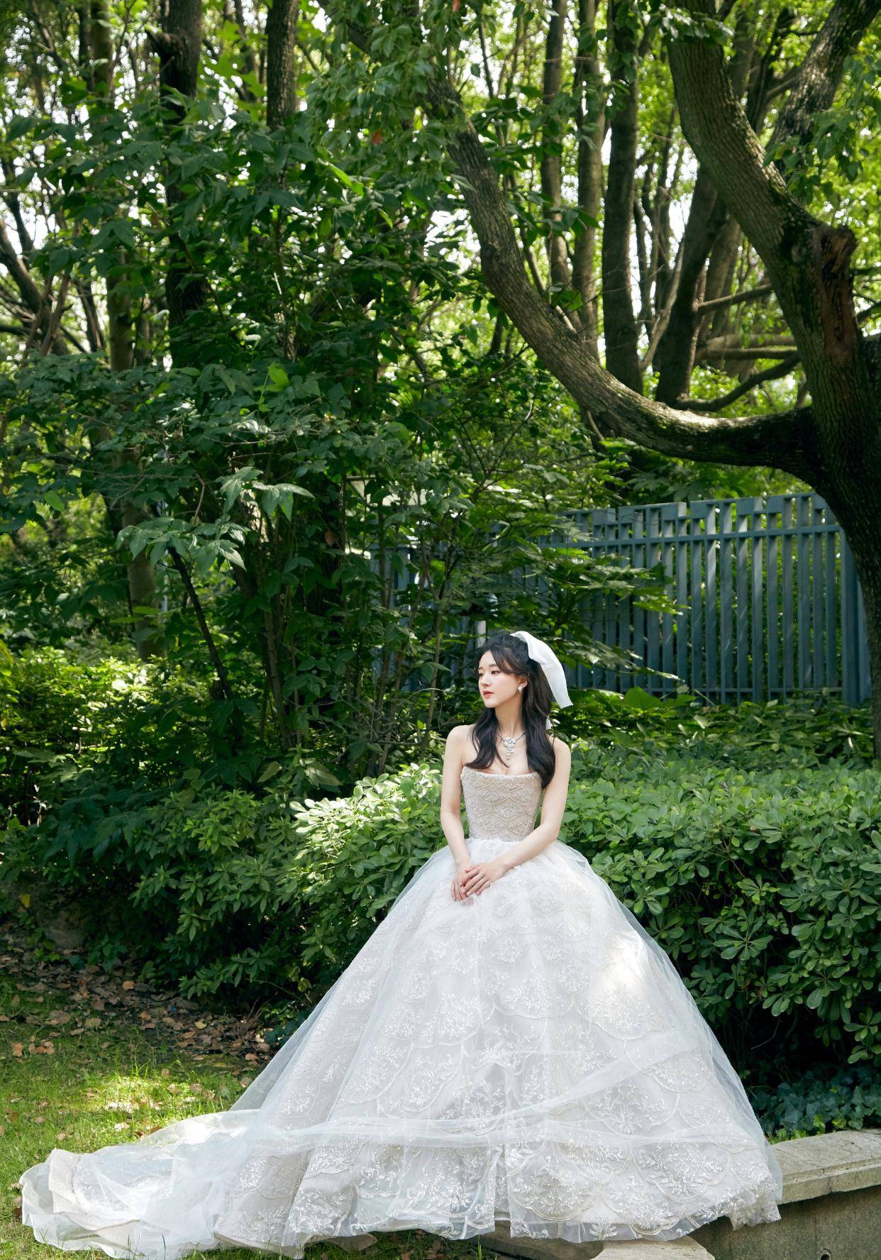 赵露思 赵露思生图与精修无差别,穿白色纱裙又甜又美,实力演绎在逃公主