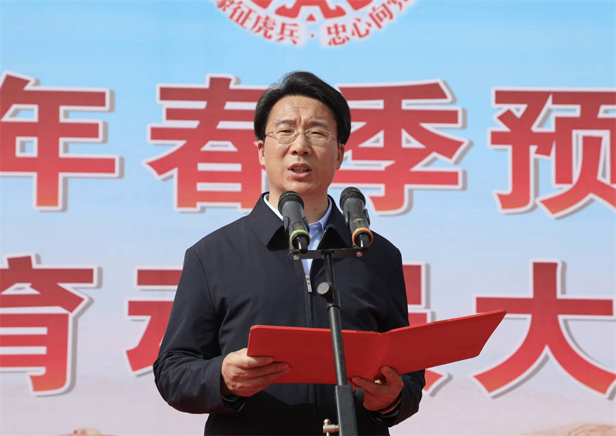 新密市委副书记,市长程洋为新兵代表颁授"豫征虎兵·忠心向党"徽章.